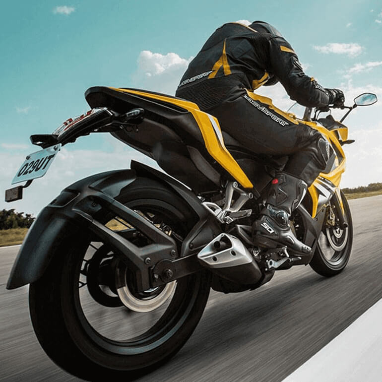 Bajaj Pulsar RS200 Price, Mileage, Reviews & Specifications In India ...